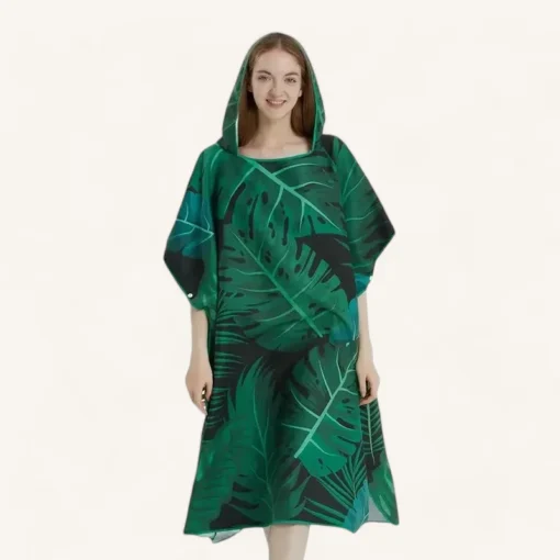 Poncho vert tropical à capuche avec motif feuilles pour femme, coupe fluide et décontractée.