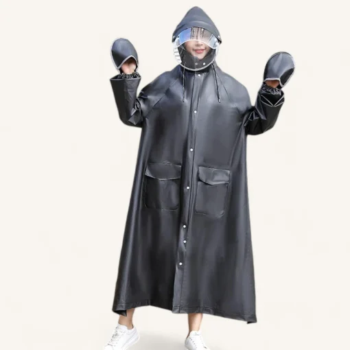 Cape imperméable noire avec capuche, idéale pour rester au sec et stylé sous la pluie.