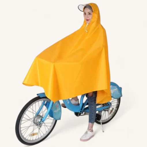 Cycliste femme en poncho imperméable à vélo