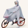 Cycliste Portant Une Cape De Pluie Impermeable En Pleine Balade