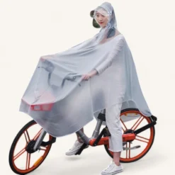 Cycliste Portant Une Cape De Pluie Impermeable En Pleine Balade