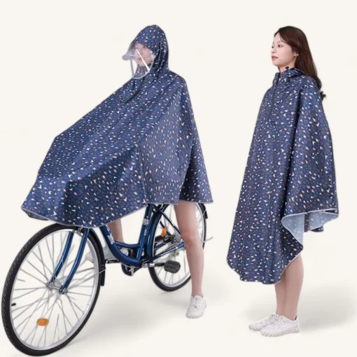 Femme à vélo sous la pluie portant un poncho imperméable