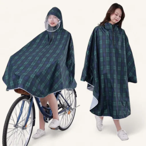 Femme en poncho de pluie à Carreaux, adaptée pour le vélo