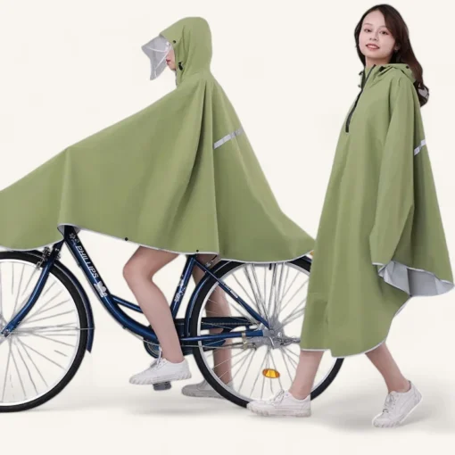 Femme en vélo équipée d’un poncho imperméable sous la pluie