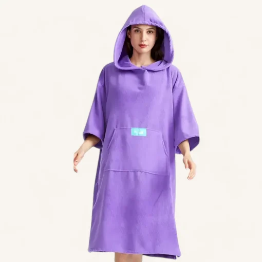 Femme portant un poncho de bain confortable en tissu absorbant