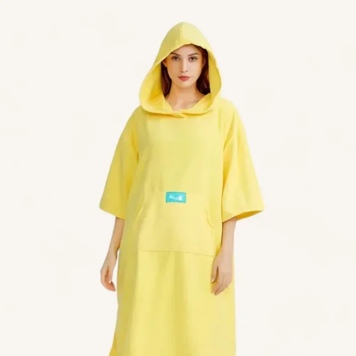 Poncho jaune confortable avec capuche pour femmes, parfait pour se détendre avec style.