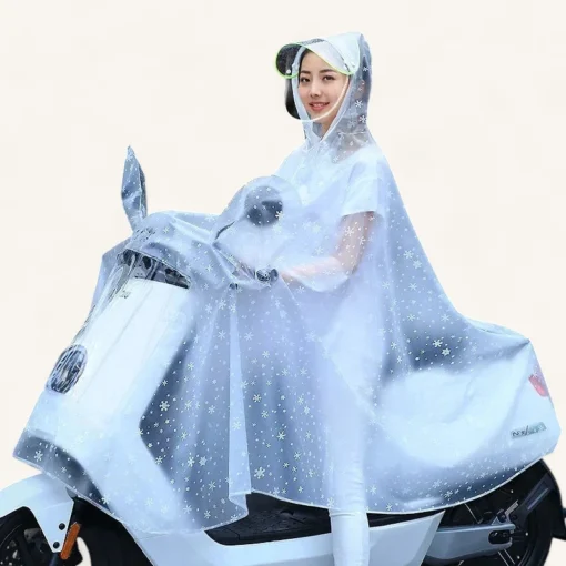 Rider en poncho amusant sur scooter moderne sous la pluie, alliant style et protection.