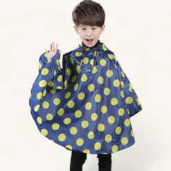 Poncho enfant coloré à pois jaunes, idéal pour les jours de pluie et les activités en plein air.