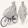 Poncho imperméable multicolore pour femme, idéal pour le vélo sous la pluie.