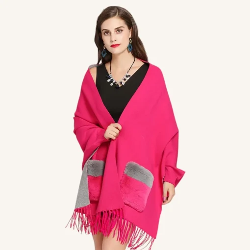 Poncho féminin rose pastel avec poches, idéal pour un look chic et décontracté.