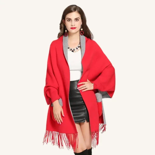 Stylish femme en poncho rouge avec jupette en cuir et accessoires chic.