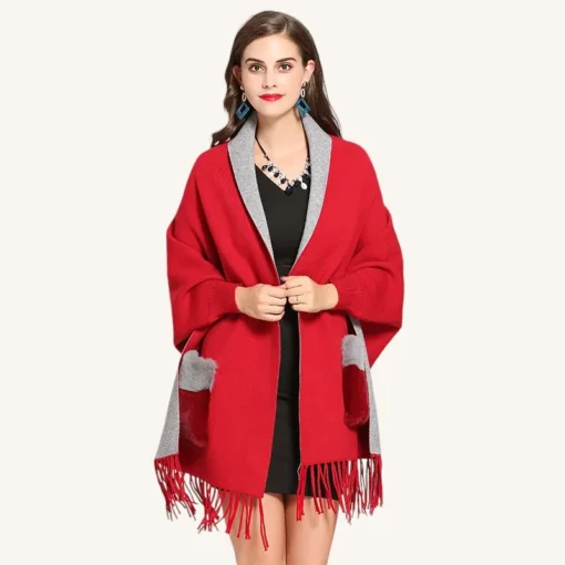 Poncho femme rouge avec franges, chic et boho, parfait pour lhiver.