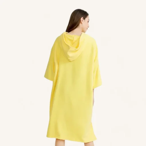 Sortie de bain femme élégante en poncho jaune