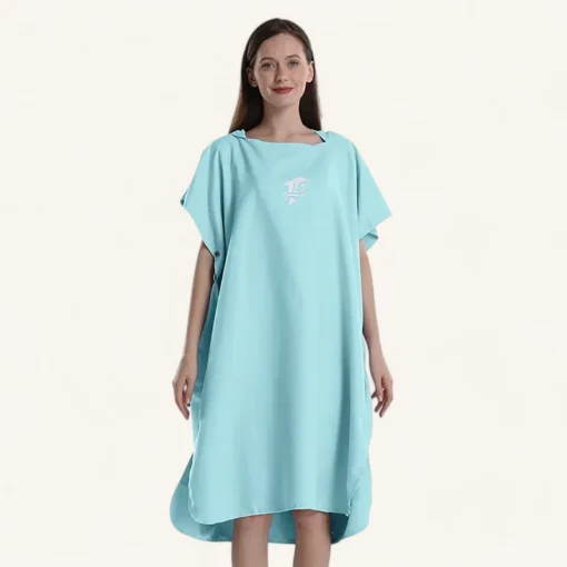 Poncho chic aqua-bleu femme, moderne, versatile et confortable.