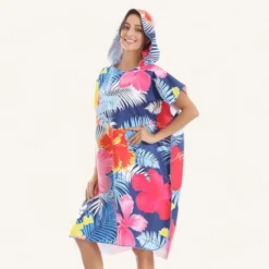 Poncho plage femme motif floral tropical, idéal pour lété et style décontracté.