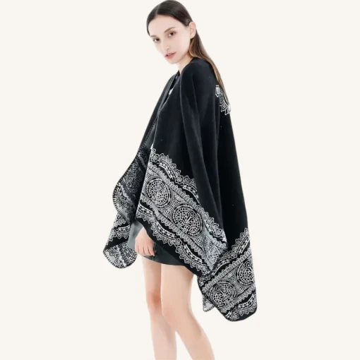 Cape noire élégante avec broderie blanche, alliant modernité et sophistication pour un style unique.