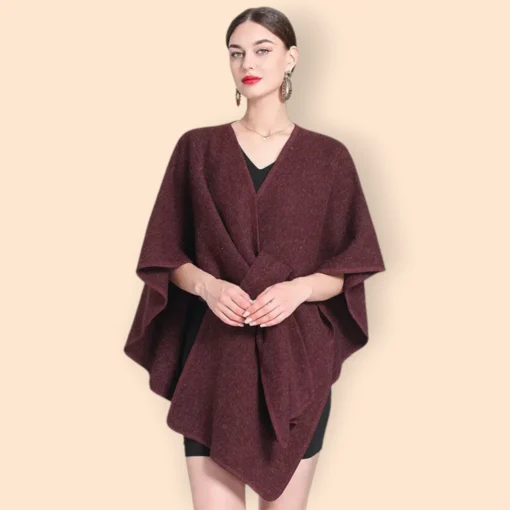 Femme élégante en cape chaude femme bordeaux, associant confort et style avec une robe noire.