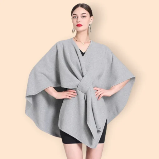 Modèle élégant en cape chaude femme gris, alliant confort et style pour toutes les occasions.