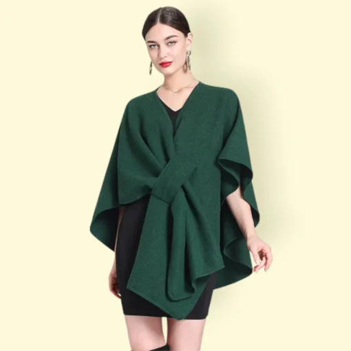 Modèle en robe noire avec cape chaude femme vert profond et accessoires élégants.