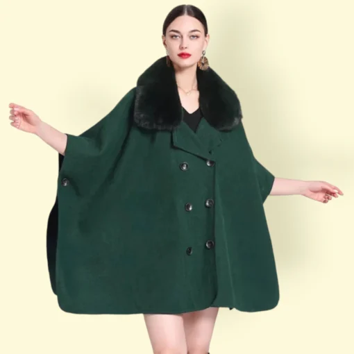 Cape Manteau vert élégant avec col en fourrure, modèle chic en gros plan sur fond jaune.