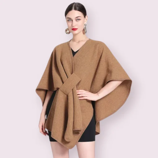 Modèle en cape femme chaude brun élégant sur robe noire, accessoires glamour et maquillage sophistiqué.