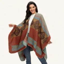 Poncho femme élégant avec motifs géométriques, alliant style et confort sophistiqué.