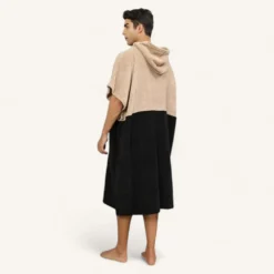 Poncho homme beige et noir avec capuche - Style décontracté et pratique pour la détente.