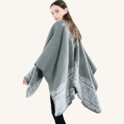 Poncho gris chic avec motifs délicats, parfait pour un look élégant et confortable.