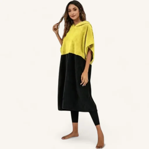 Poncho moderne bicolore, jaune et noir, pour un look décontracté et tendance.