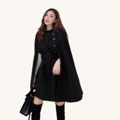 Femme en cape noire chic, robe élégante et accessoires tendance, style moderne et sophistiqué.