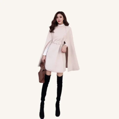 Femme chic en robe beige, cape élégante et bottes suédées, style sophistiqué.