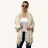 Femme élégante en châle crème, débardeur blanc et accessoires modernes. Mode contemporaine et chic.