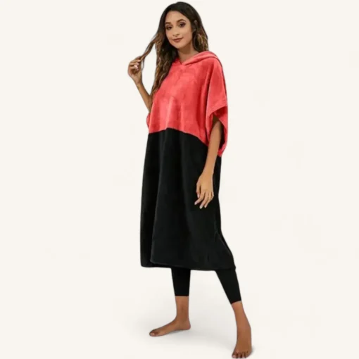 Poncho femme rouge et noir avec capuche, look décontracté et élégant pour toutes occasions.