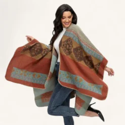 Poncho coloré avec motifs géométriques, idéal pour un look ethnique et moderne.