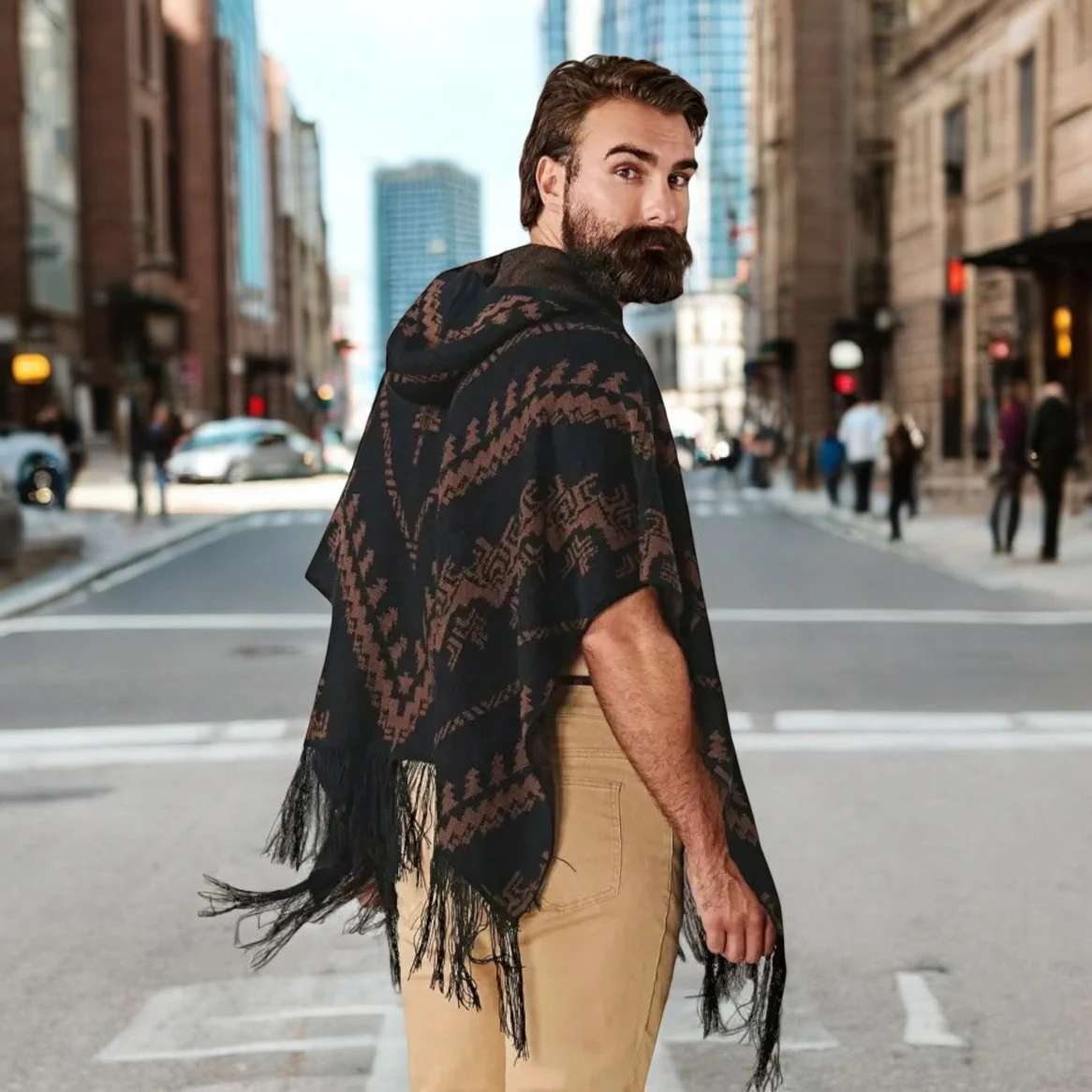 Homme en poncho stylé dans une scène urbaine dynamique à Paris.