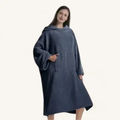 Poncho marine à capuche confortable pour femme : style cozy et tendance.