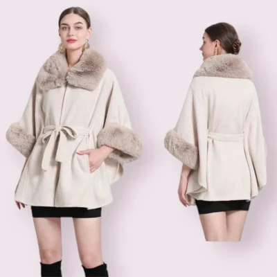 Manteau cape femme creme chic avec col en fausse fourrure, idéal pour un look élégant et confortable.