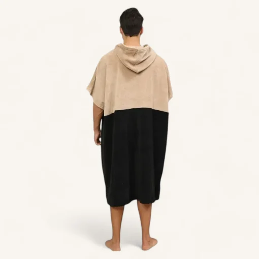 Poncho homme beige et noir avec capuche pour un style moderne et confortable.