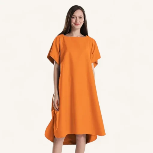 Robe orange élégante pour femme, coupe moderne et polyvalente.