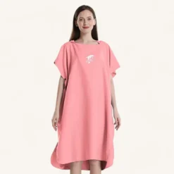 Poncho rose léger avec motif diplôme, parfait pour lété, la plage et les occasions spéciales.