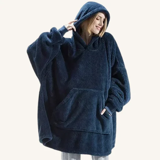 Poncho oversized en peluche bleu marine : confort chaleureux pour un look décontracté.