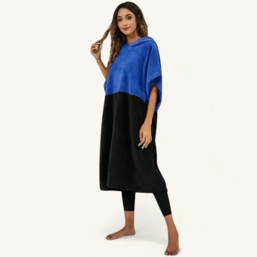 Poncho femme bleu noir avec capuche, parfait pour un look décontracté et stylé.