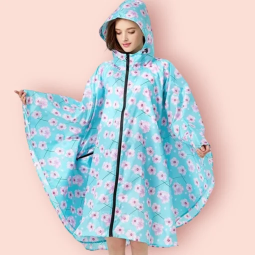 Jeune femme avec un poncho floral turquoise, mode chic et pratique pour la pluie.