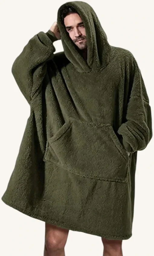 Homme décontracté en poncho olive vert, idéal pour le confort et les moments de détente.