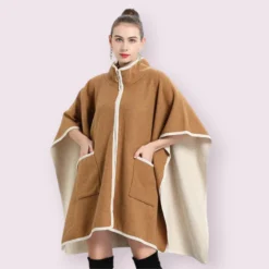 Poncho veste en laine camel chic et confortable, parfaite pour les sorties décontractées et élégantes.