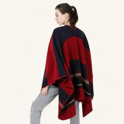 Femme stylée en poncho rouge et bleu avec motifs mexicains.