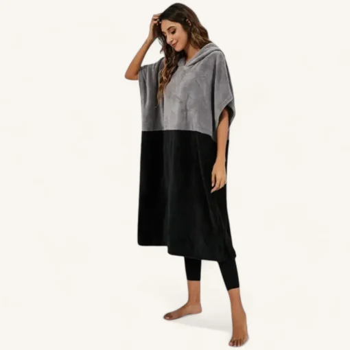 Poncho gris et noir chic - Confortable avec design moderne, idéal pour détente ou sortie.