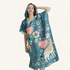 Poncho estival avec motifs ludiques et girafe joyeuse pour lété en toute décontraction.