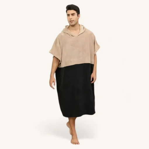 Poncho moderne bicolore en polaire pour homme, confortable et stylé, parfait pour la détente.