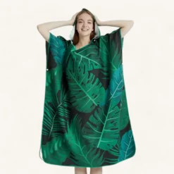 Poncho tropical élégant, motif feuilles vibrantes, nature luxuriante, joie modèle pose.